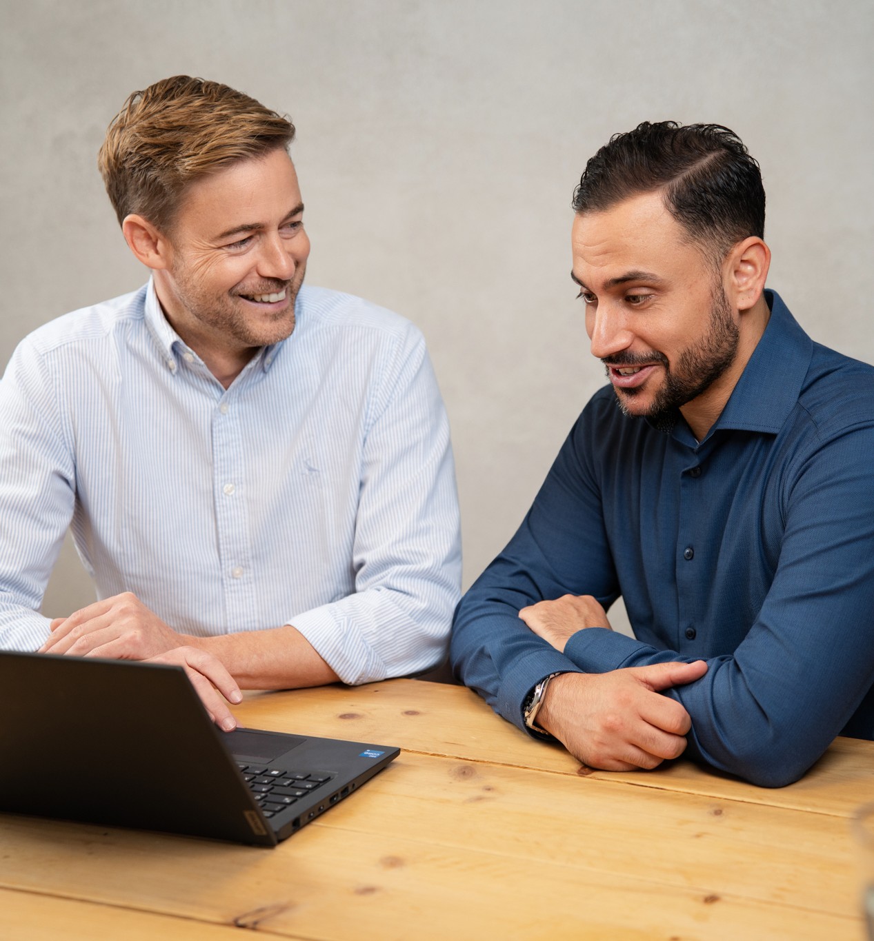 Gemeinsame Arbeit an einer Business-Präsentation